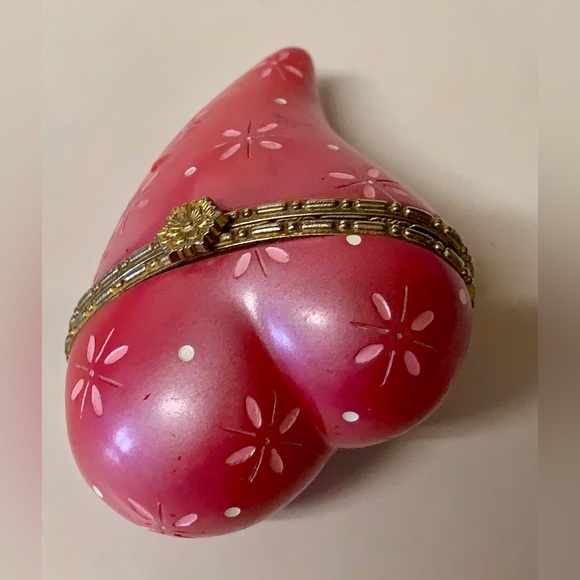 Vintage Bronze Trim Clasp Porcelain Figural Love Heart Trinket Box Antique - Picture 16 of 16